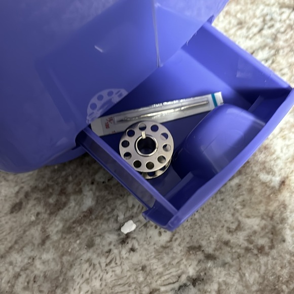 Singer Pixie Mini Sewing Machine Purple AC or Battery Powered 8 Stitches W/Box - Picture 16 of 17